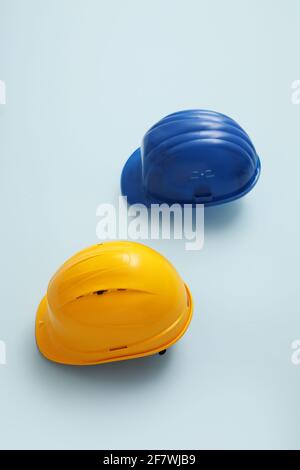 Diversi hardhats su sfondo a colori Foto Stock