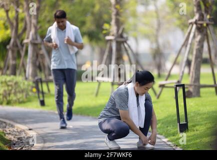 Coppia anziana che corre, jogging maturo all'aperto in ambiente naturale la mattina d'estate Foto Stock