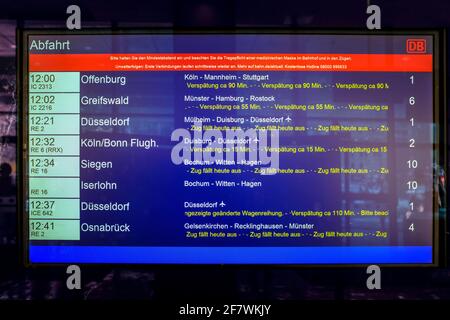 10.02.2021, Essen, Nordrhein-Westfalen, Deutschland - Eine Anzeigetafel im Essener Hauptbahnhof zeigt Zugausfaelle und Massive Verspaetungen nach star Foto Stock
