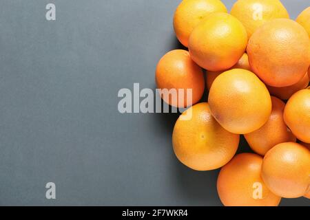 Pompelmo maturo su sfondo scuro Foto Stock