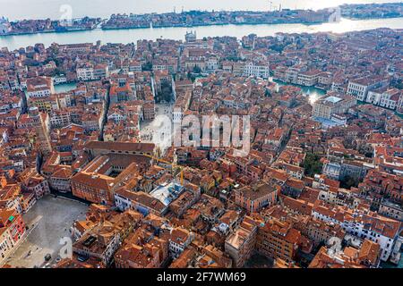 Vista dall'alto dei vecchi tetti di venizia e del Canal Grande, Venezia, Italia Foto Stock