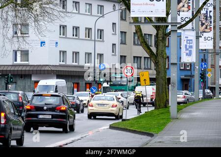 03.02.2020, Essen, Nordrhein-Westfalen, Deutschland - Pilotprojekt mit tempo 30 auf der Alfredstrasse zwischen Bertholdstrasse und Folkwankstrasse (ca Foto Stock