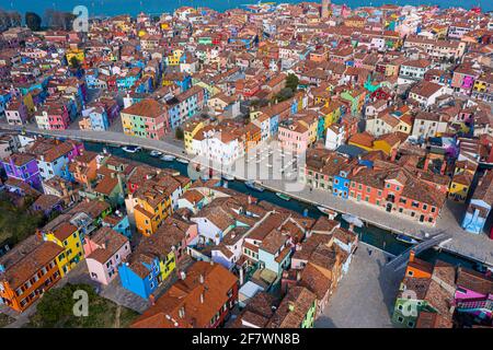 Veduta aerea delle case colorate dell'Isola di Burano, Italia, Venezia