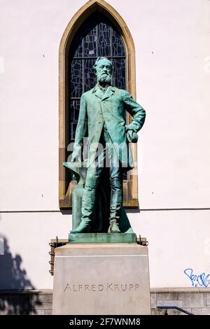 22.04.2020, Essen, Ruhrgebiet, Nordrhein-Westfalen, Deutschland - Alfred-Krupp- Statua del Vor der Essener Marktkirche Foto Stock