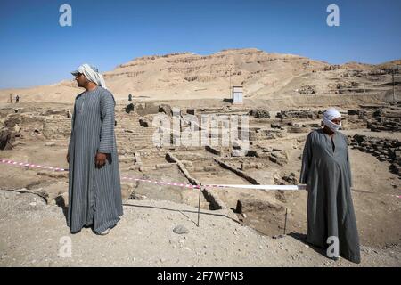 Luxor, Egitto. 10 Apr 2021. Gli operai egiziani di scavo si trovano di fronte alle rovine della "città perduta", di recente scoperta e risalente a 3,000 anni fa, nell'attuale Luxor. Una spedizione di archeologi egiziani ha scoperto ciò che è stato descritto come uno dei più importanti ritrovamenti in Egitto dalla tomba di Tutankhamen nel 1922. L'antica città risale all'epoca dell'antico re egiziano Amenhotep III, che governò l'Egitto dal 1391 a.C. al 1353 a.C., ha detto l'archeologo egiziano Zahi Hawass, che guidò la spedizione. Credit: Fadel Dawood/dpa/Alamy Live News Foto Stock