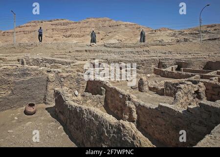 Luxor, Egitto. 10 Apr 2021. Gli operai egiziani di scavo si trovano di fronte alle rovine della "città perduta", di recente scoperta e risalente a 3,000 anni fa, nell'attuale Luxor. Una spedizione di archeologi egiziani ha scoperto ciò che è stato descritto come uno dei più importanti ritrovamenti in Egitto dalla tomba di Tutankhamen nel 1922. L'antica città risale all'epoca dell'antico re egiziano Amenhotep III, che governò l'Egitto dal 1391 a.C. al 1353 a.C., ha detto l'archeologo egiziano Zahi Hawass, che guidò la spedizione. Credit: Fadel Dawood/dpa/Alamy Live News Foto Stock