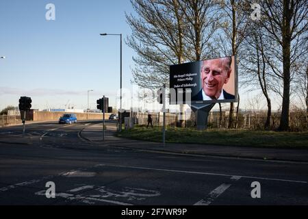 Glasgow, Regno Unito, 10 aprile 2021. Tributo alla sua altezza reale il principe Filippo, duca di Edimburgo, gioca su tavole da esposizione digitale mentre la nazione piange il suo passaggio all'età di 99 anni. Photo credit: Jeremy Sutton-Hibbert/Alamy Live News Foto Stock