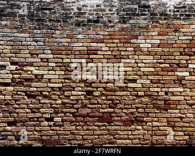 Parte orizzontale di un vecchio muro di mattoni rossi veneziani, sfondo, Foto Stock