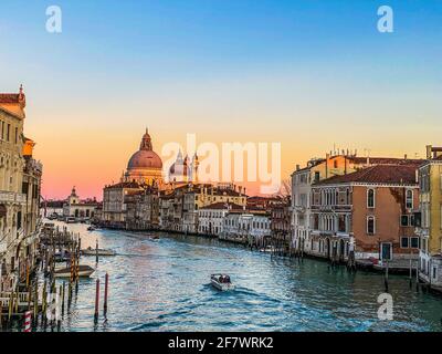 Vista sul Canal Grande e sulla Basilica di Santa Maria della Salute dal Ponte dell'Accademia di Venezia Foto Stock