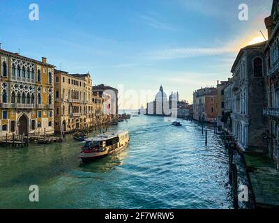 Vista di un vaporetto sul Canal Grande e Basilica di Santa Maria della Salute dal Ponte dell'Accademia di Venezia Foto Stock