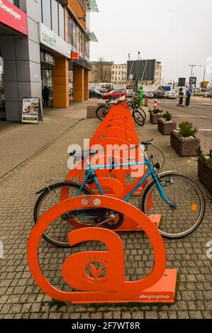 POZNAN, POLONIA - 14 febbraio 2018: Bicicletta chiusa a chiave di fronte a un edificio di uffici Foto Stock