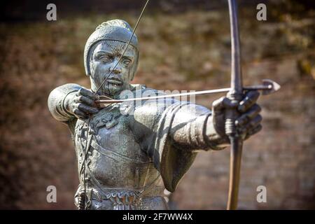 Bronzo Robin Hood statua di Robin Hood, fuori Nottingham Castle Walls, città di Nottingham, Nottinghamshire, Inghilterra, Regno Unito, GB, Europa Foto Stock