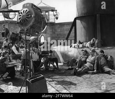 JAMES CAGNEY STANLEY RIDGES GEORGE RAFT ed ed PAWLEY sul set candid con il regista WILLIAM KEIGHLEY (su sgabello) e Film / Camera Crew durante le riprese DI OGNI ALBA muoio 1939 regista WILLIAM KEIGHLEY First National Pictures - Warner Bros. Foto Stock