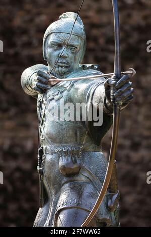 Bronzo Robin Hood statua di Robin Hood, fuori Nottingham Castle Walls, città di Nottingham, Nottinghamshire, Inghilterra, Regno Unito, GB, Europa Foto Stock