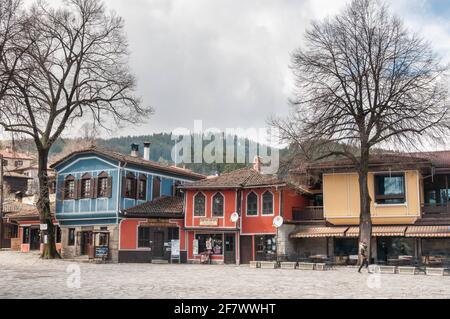 Case in legno colorate in stile tradizionale bulgaro a Koprivshtitsa Foto Stock