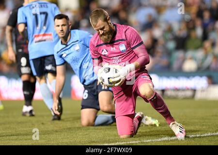 10 aprile 2021; Leichardt Oval, Sydney, nuovo Galles del Sud, Australia; A League Football, Sydney Football Club contro Melbourne City; Ryan McGowan di Sydney guarda come il suo guardiano Andrew Redmayne recupera una palla caduta Foto Stock