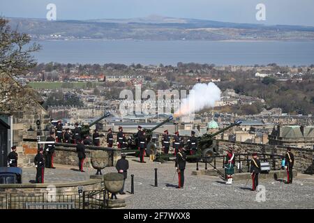 I membri del 105° Regiment Royal Artillery sparano un saluto da 41 armi al Castello di Edimburgo, per celebrare la morte del Duca di Edimburgo. Data immagine: Sabato 10 aprile 2021. Foto Stock