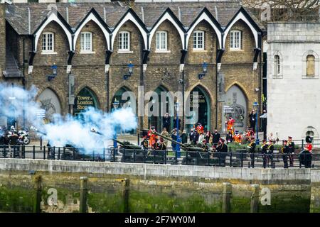 Londra, 10th aprile 2021. 41 Gun saluto della Honourable Artillery Company alla Torre di Londra per segnare la morte del Principe Filippo, Duca di Edimburgo. Foto Stock