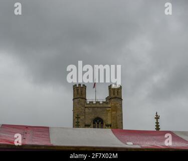 Cambridge, regno unito, Inghilterra, 10-04-2021, la chiesa di Great St Marys con la bandiera di St Georges Cross che è volata a metà albero dopo l'annuncio del passaggio del principe Phillip. Foto Stock
