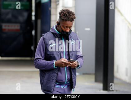 The Den, Bermondsey, Londra, Regno Unito. 10 Apr 2021. English Championship Football, Millwall Football Club contro Swansea City; Jamal Lowe di Swansea City, che è stato recentemente sottoposto a vili abusi razzisti guardando il suo cellulare mentre si cammina verso il campo rigorosamente per uso editoriale. Nessun utilizzo con audio, video, dati, elenchi di apparecchi, logo di club/campionato o servizi "live" non autorizzati. L'uso in-match online è limitato a 120 immagini, senza emulazione video. Nessun utilizzo nelle scommesse, nei giochi o nelle pubblicazioni di singoli club/campionati/giocatori credito: Action Plus Sports/Alamy Live News Foto Stock