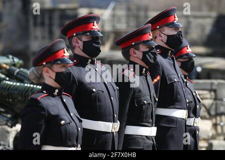 Membri del 105° Reggimento reale artiglieria al Castello di Edimburgo durante un saluto di 41 armi, per celebrare la morte del Duca di Edimburgo. Data immagine: Sabato 10 aprile 2021. Foto Stock