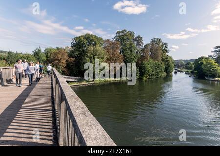 Gli escursionisti passeggiano sulla struttura in legno del ponte pedonale del tempio a Temple Lock sul Tamigi nel Buckinghamshire, Gran Bretagna. Consente di eseguire gli scuotipaglia a. Foto Stock