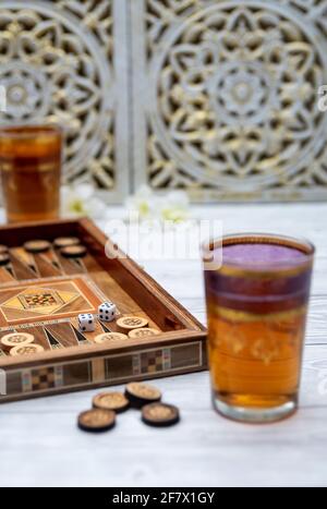 I più vecchi giochi da tavolo conosciuti Backgammon con tazze di tee. Foto Stock