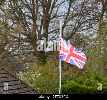 Una bandiera di Union Jack si batte a metà albero in omaggio a sua altezza reale il principe Filippo, duca di Edimburgo, morto all'età di 99 anni venerdì 09 aprile 2021. Foto Stock