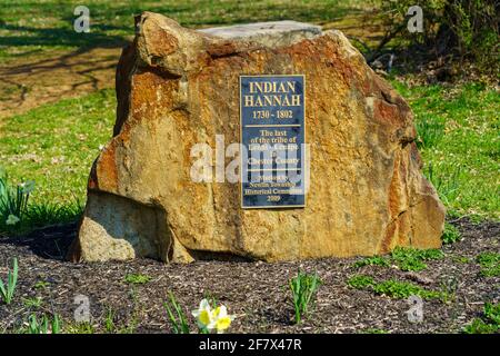 Embreeville, PA, USA - 6 aprile 2021: Un marcatore commemorativo di Hannah indiana, che presumibilmente era l'ultimo degli indiani Lenni-Lenape (o Delawares) in Foto Stock