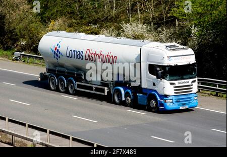 Un camion cisterna Lomas Distribution sull'autostrada M40, Warwickshire, Regno Unito Foto Stock