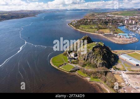 Vista aerea dal drone del castello di Dumbarton (chiuso durante la chiusura del Covid-19) su Dumbarton Rock accanto al fiume Clyde, Scozia, Regno Unito Foto Stock