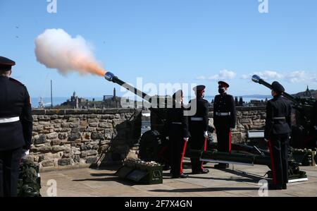 I membri del 105° Regiment Royal Artillery sparano un saluto da 41 armi al Castello di Edimburgo, per celebrare la morte del Duca di Edimburgo. Data immagine: Sabato 10 aprile 2021. Foto Stock