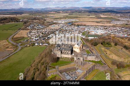 Vista aerea dal drone del Castello di Stirling (chiuso durante il blocco di Covid-19) a Stirling, Scozia, Regno Unito Foto Stock