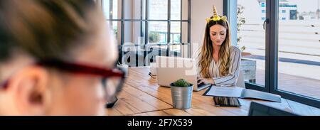 Donna d'affari con archetto unicorno funzionante Foto Stock