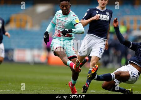 The Den, Bermondsey, Londra, Regno Unito. 10 Apr 2021. Campionato inglese di calcio, Millwall Football Club contro Swansea City; Jamal Lowe di Swansea City spara per segnare i suoi lati 2 ° goal nel 76 ° minuto per renderlo 2-0 Credit: Action Plus Sports/Alamy Live News Foto Stock