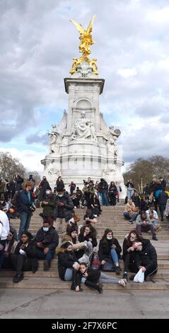 La foto deve essere accreditata ©Alpha Press 079965 09/04/2021 i membri del pubblico pagano i loro omaggi floreali alle porte di Buckingham Palace a Londra il giorno in cui la notizia del passaggio del principe Filippo Duca di Edimburgo. Foto Stock