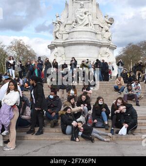 La foto deve essere accreditata ©Alpha Press 079965 09/04/2021 i membri del pubblico pagano i loro omaggi floreali alle porte di Buckingham Palace a Londra il giorno in cui la notizia del passaggio del principe Filippo Duca di Edimburgo. Foto Stock