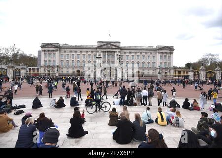 La foto deve essere accreditata ©Alpha Press 079965 09/04/2021 i membri del pubblico pagano i loro omaggi floreali alle porte di Buckingham Palace a Londra il giorno in cui la notizia del passaggio del principe Filippo Duca di Edimburgo. Foto Stock