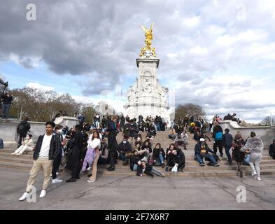 La foto deve essere accreditata ©Alpha Press 079965 09/04/2021 i membri del pubblico pagano i loro omaggi floreali alle porte di Buckingham Palace a Londra il giorno in cui la notizia del passaggio del principe Filippo Duca di Edimburgo. Foto Stock