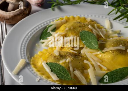 Funghi e formaggio ripieni di ravioli con olio d'oliva. Foto Stock