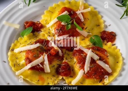 Ravioli di funghi e formaggio con salsa marinara. Foto Stock
