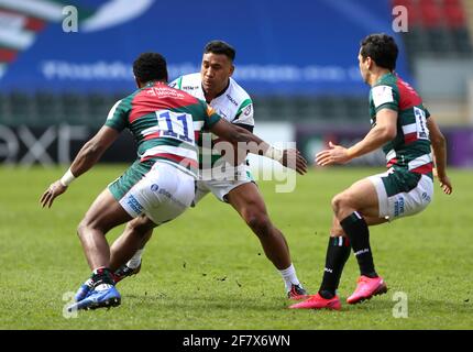 Louis Schreuder di Newcastle Falcons (al centro) è affrontato dal ben Stevenson di Newcastle Falcons (a sinistra) durante la Challenge Cup, quarto di partita finale a Welford Road, Leicester. Data immagine: Sabato 10 aprile 2021. Foto Stock