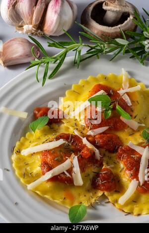 Ravioli di funghi e formaggio con salsa marinara. Foto Stock