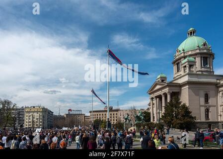Manifestazioni di "rivolta ecologica" contro l'inquinamento ambientale di fronte all'Assemblea nazionale serba a Belgrado, in Serbia, il prossimo aprile Foto Stock