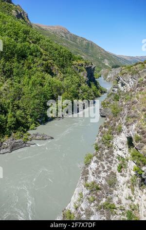 Paesaggio soleggiato sul fiume Kawarau, sull'isola meridionale In Nuova Zelanda Foto Stock