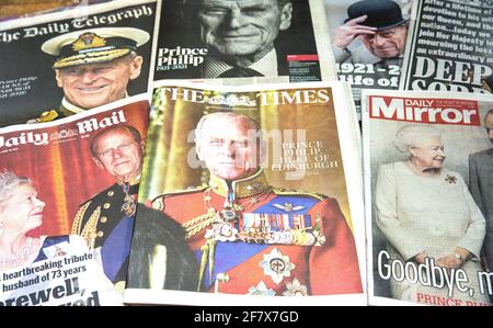 Londra, Regno Unito. 10 Apr 2021. I quotidiani britannici rendono omaggio al principe Filippo, morto il 9 aprile 99 anni. Credit: Mark Thomas/Alamy Live News Foto Stock