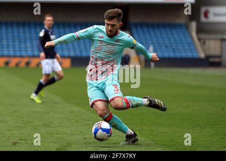 Londra, Regno Unito. 10 Apr 2021. Ryan Manning della città di Swansea. EFL Skybet Championship, Millwall contro Swansea City al Den di Londra sabato 10 aprile 2021. Questa immagine può essere utilizzata solo per scopi editoriali. Solo per uso editoriale, è richiesta una licenza per uso commerciale. Nessun utilizzo nelle scommesse, nei giochi o nelle pubblicazioni di un singolo club/campionato/giocatore. pic by Steffan Bowen/Andrew Orchard sports photography/Alamy Live news Credit: Andrew Orchard sports photography/Alamy Live News Foto Stock