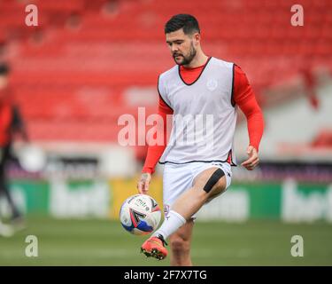 Alex Mowatt n. 27 di Barnsley nel periodo di preriscaldamento durante lo Sky Bet Championship Barnsley contro Middlesbrough, Oakwell, Barnsley, South Yorkshire, Regno Unito, 10/04/2021 a Barnsley, Regno Unito il 4/10/2021. (Foto di Mark Cosgrove/News Images/Sipa USA) Foto Stock