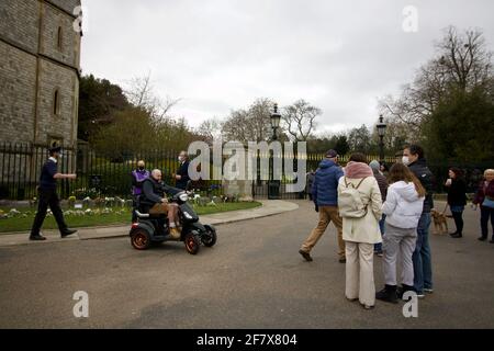 10 aprile 2021 - Windsor UK: Membri del pubblico che pagano gli omaggi Foto Stock