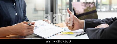 i professionisti aziendali seduti intorno al tavolo incontrano i colleghi che lavorano insieme al brainstorming sulla discussione del progetto e sul concetto di pianificazione in ufficio. Foto Stock